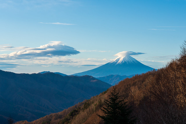 登山開始前に柳沢峠より仰ぐ富士山