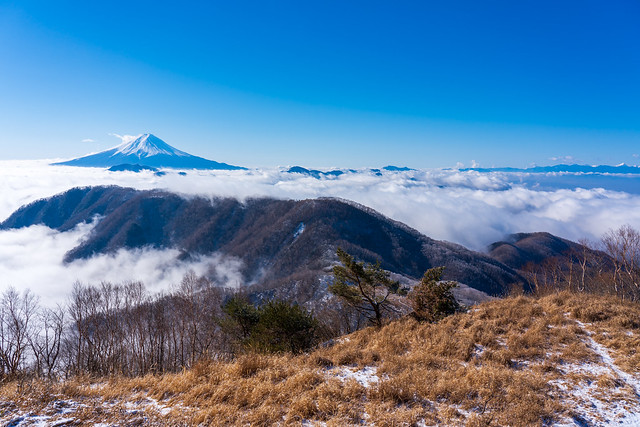 富士を眺めながら湯ノ沢峠へ下り始める
