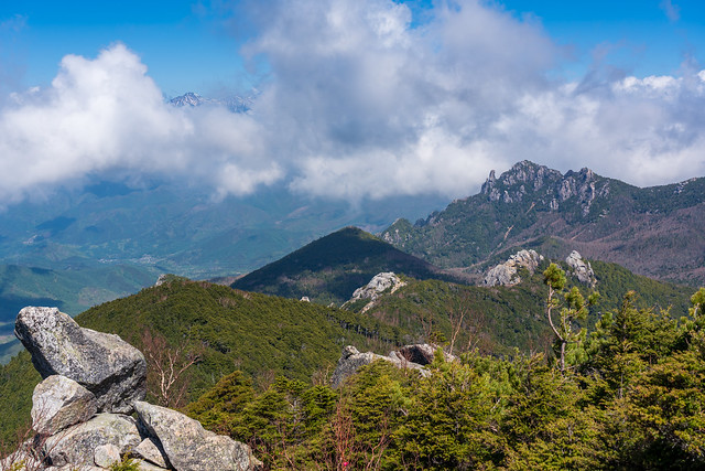 瑞牆山と雲間から赤岳＠森林限界