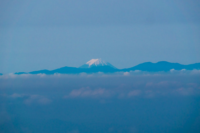 破風山の背後に高々と富士山