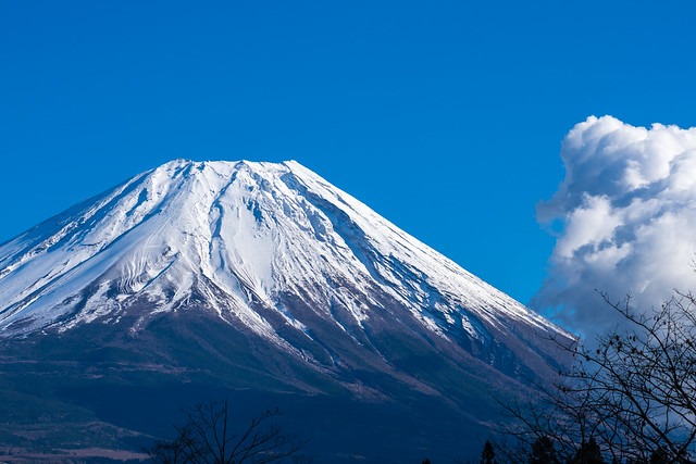 峠を下って貯水池手前・・・富士山は雲に隠れそうです