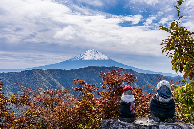 山頂の地蔵と富士山＠釈迦ヶ岳