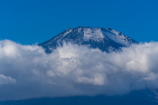 雲から顔を出す富士山山頂部＠鉄砲木ノ頭
