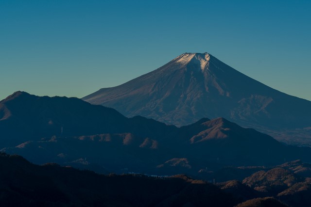 百蔵山稜線手前の展望ポイントから仰ぐ富士山