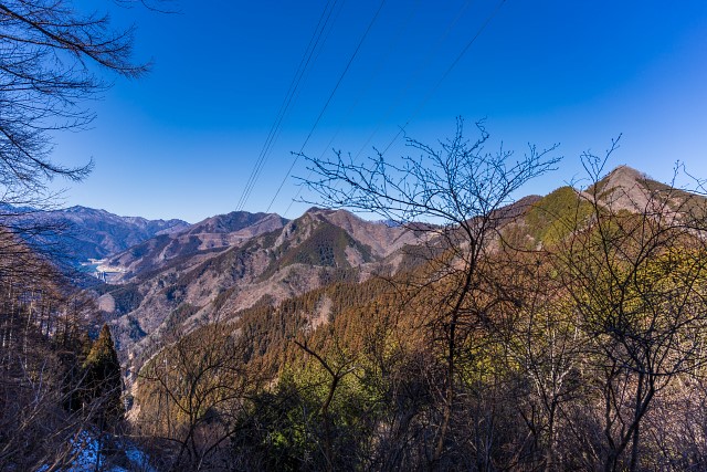 左奥に滝沢ダム、右には高々と秩父剣ヶ峰が見える＠送電線鉄塔