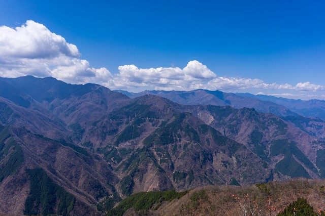三峰神社から雲取山への稜線が一望＠シラカケ岩