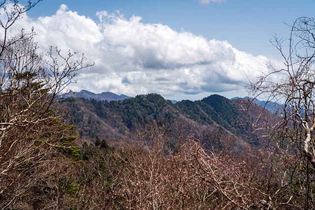 ウトウの頭・大京谷ノ峰と背後の三ツドッケ