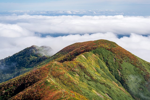 ユーフン山と雲に隠れそうな清太岩山