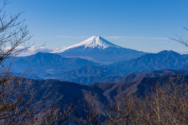 富士山・・・手前に鹿留山、高川山、三ッ峠山＠三頭山西峰