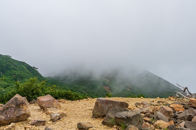 強い風に乗って霧雨が舞う＠ミノブチ岳