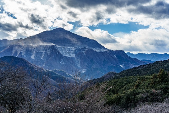 掘削の土煙を上げる武甲山