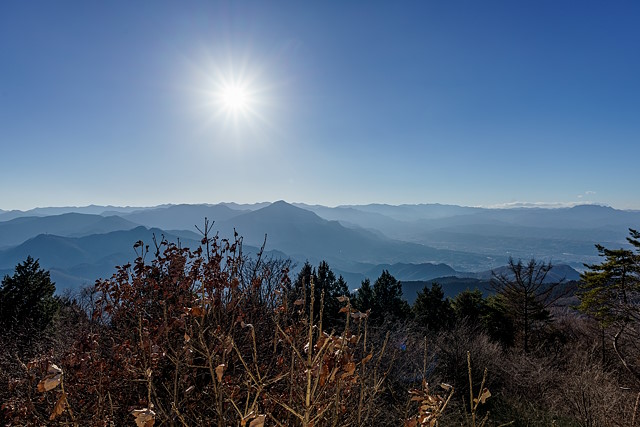 丸山の展望台からの眺め・・・正面に武甲山のシルエット