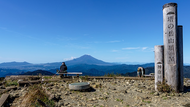 塔ノ岳山頂から仰ぐ富士山