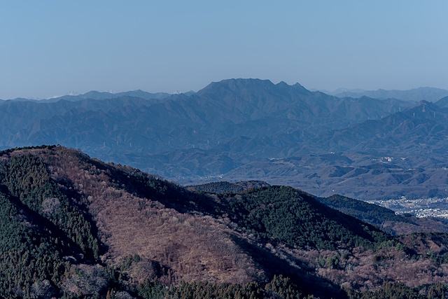 両神山の左に赤岳が見える