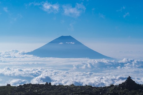 間ノ岳山頂より雲海に浮かぶ富士山