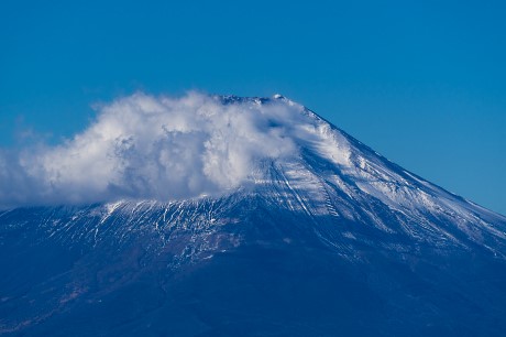 薄っすらと冠雪の富士を隠す雲