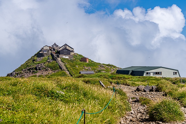 月山神社と頂上小屋